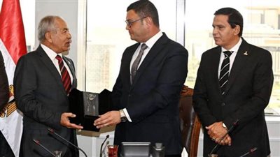  وزير الإسكان يستقبل وفد حزب 