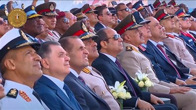 الرئيس السيسي يشهد عرضا جويا بمطار العلمين