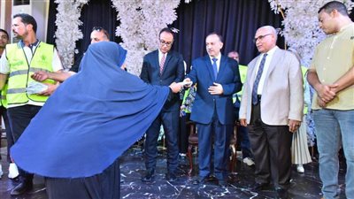 محافظ أسيوط يشهد توزيع مساعدات للأسر الأولى بالرعاية بالتعاون مع مديرية التضامن