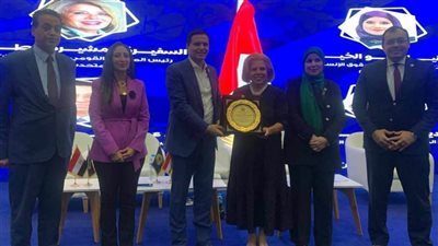 حزب حماة الوطن يكرم السفيرة مشيرة خطاب تقديرًا لمسيرتها المتميزة