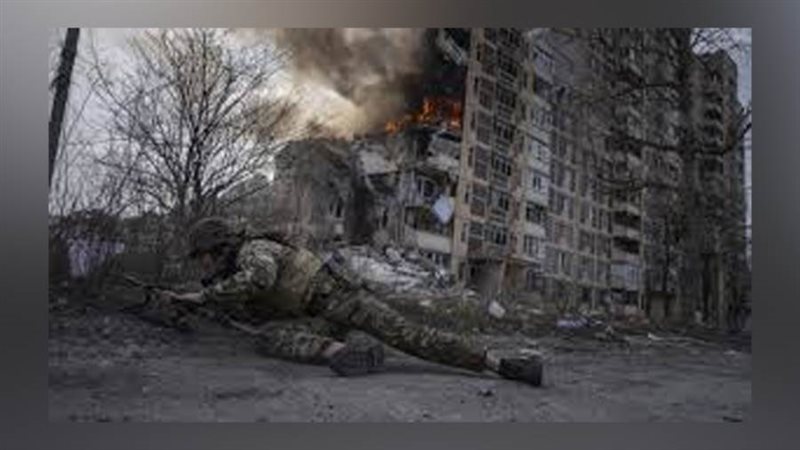 جندي أوكراني يختبئ