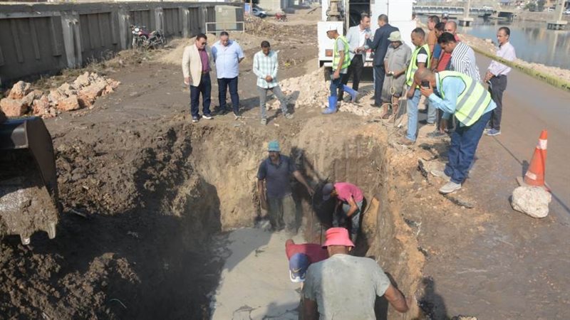 جانب من إصلاح ماسورة