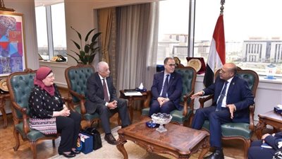 وزير العمل يلتقي وفدًا من 