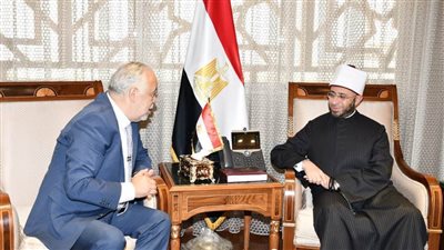 وزير الأوقاف يستقبل نقيب المهن التمثيلية 