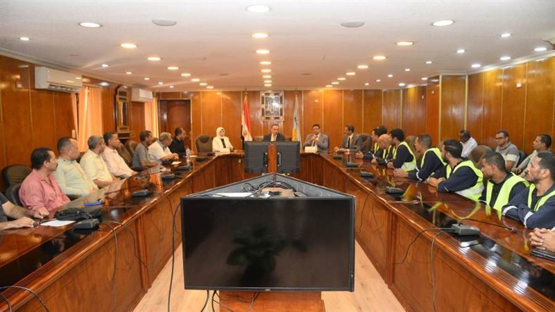 محافظ أسيوط يلتقي