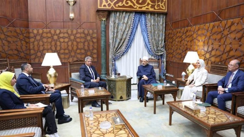 شيخ الأزهر مع اعضاء