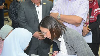 محافظ البحيرة تبحث مشاكل ومطالب 18 مواطنا وتهدي عددا من الشنط المدرسية للأسر الأكثر احتياجا 