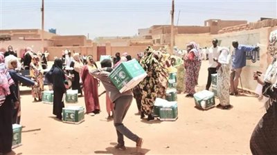 مركز الملك سلمان للإغاثة يوزع السلال الغذائية للأسر الأكثر احتياجًا من النازحين والمتضررين من السيول والأمطار في السودان