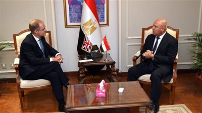وزير الصناعة يبحث مع السفير البريطاني فرص التعاون في الصناعة والهيدروجين الأخضر والطاقة