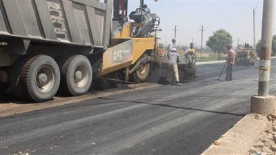 بدء أعمال رصف الطريق الدائري من الجامعة حتى عمارات دمشير بالمنيا. 