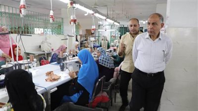 محافظ المنيا خلال تفقده مصنعًا لتصدير الملابس كل الدعم للمنتج المصرى لغزو الأسواق العالمية  