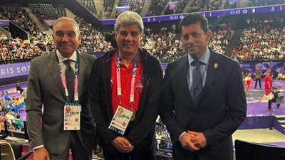 أشرف صبحي ويوسف يلتقطان صورة تذكارية مع عماد رمضان بمنافسات رفع الأثقال البارالمبية بباريس