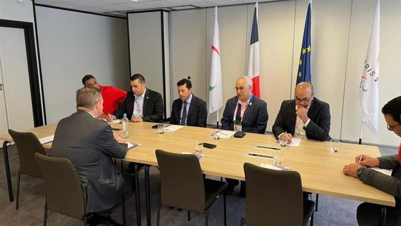 أشرف صبحى ورجال اللجنة