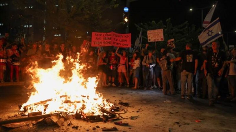 إسرائيليون يشعلون