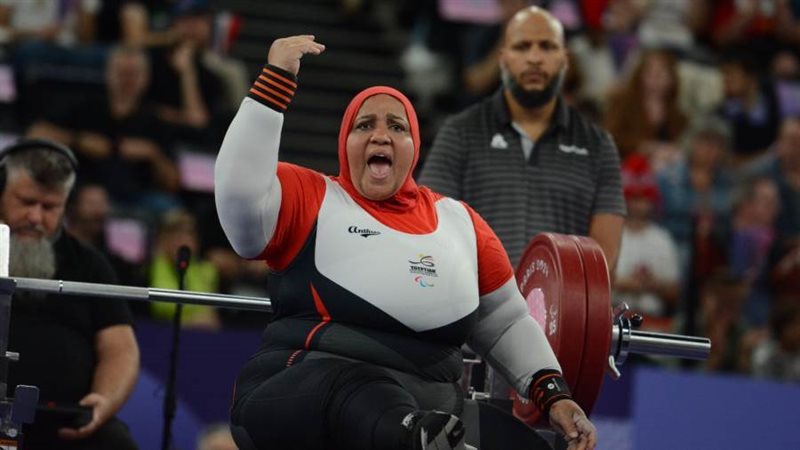 نادية فكري بطلة رفع