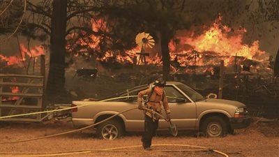 حرائق الغابات تهدد عشرات الآلاف من المنازل في لوس أنجلوس