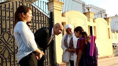 وزير التعليم يستقبل الطلاب بفرع أكتوبر 