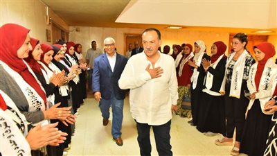 محافظ أسيوط يلتقي الرائدات الريفيات لحثهن على توعية المواطنين بالمبادرة الرئاسية 