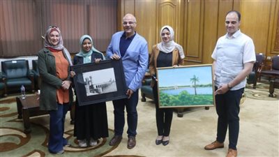 محافظ القليوبية يستقبل طالبة بتربية النوعية بجامعة بنها لإهدائها لوحة فنية تعبر عن القناطر الخيرية