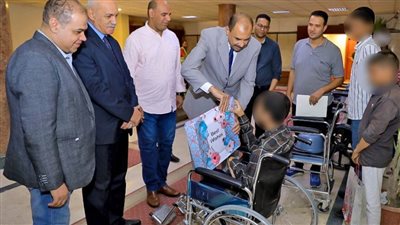 محافظ سوهاج يسلم 5 كراسي متحركة للأشخاص ذوي الإعاقة