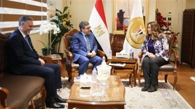 وزيرة التنمية المحلية تبحث مع نقيب الأطباء البيطريين الملفات المشتركة