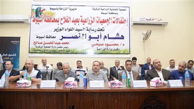 محافظ أسيوط يسلم عقود استصلاح زراعي ومعدات زراعية للمتميزين إنتاجيًا