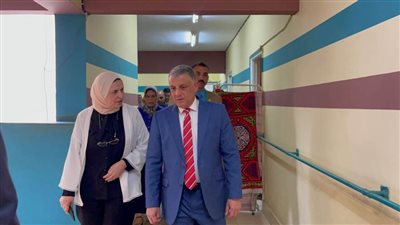 محافظ الإسماعيلية يشارك نزلاء دار المسنين احتفالهم بالمولد النبوي الشريف