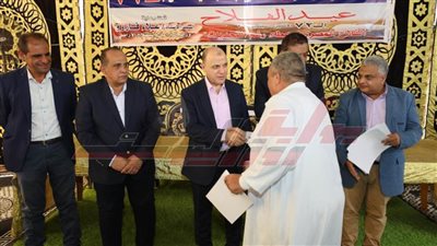 تسليم 20 عقد تقنين للمنتفعين من الإصلاح الزراعي و20 آلة زراعية علي المزارعين