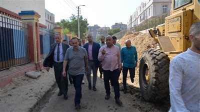 محافظ أسيوط يتابع إصلاح هبوط بعض المطابق بشارع التليفونات 