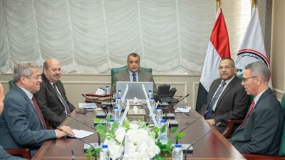 «وزير الإنتاج الحربي» يجتمع برؤساء مجالس إدارة  الشركات لمتابعة سير العملية الإنتاجية