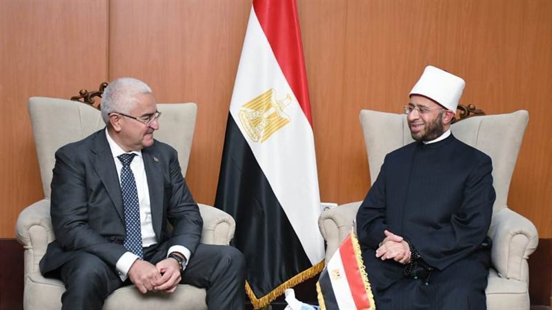 وزير الاوقاف وسفير