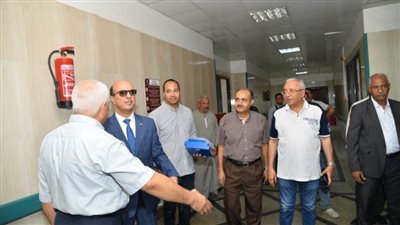 رئيس جامعة أسيوط يتفقد منظومة العمل بمستشفى القلب الجامعي ويوجه بتذليل كل العقبات أمام المرضى