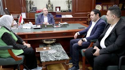 محافظ بني سويف يناقش مع مسؤولي الصحة خطط النهوض بالقطاع الصحي