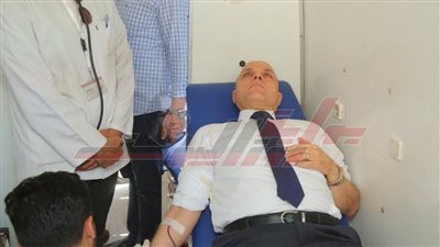 لافتة إنسانية.. محافظ كفر الشيخ يتبرع بالدم لصالح الأهالي