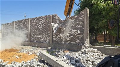 تنفيذ إزالة لـ ٣ حالات تعدٍّ بمركز ومدينة فايد