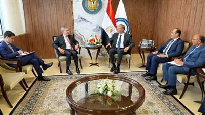 وزير البترول يلتقي السفير الإيطالي لبحث سبل التعاون المشترك 