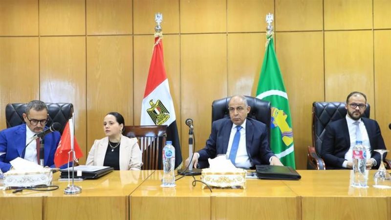 محافظ المنيا خلال