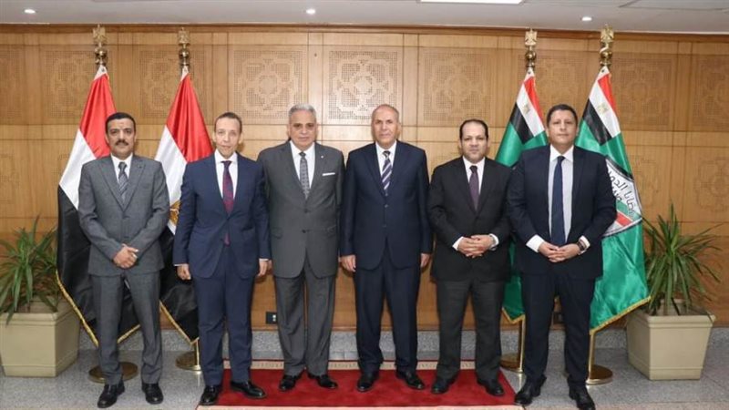 وفد من أعضاء نادي