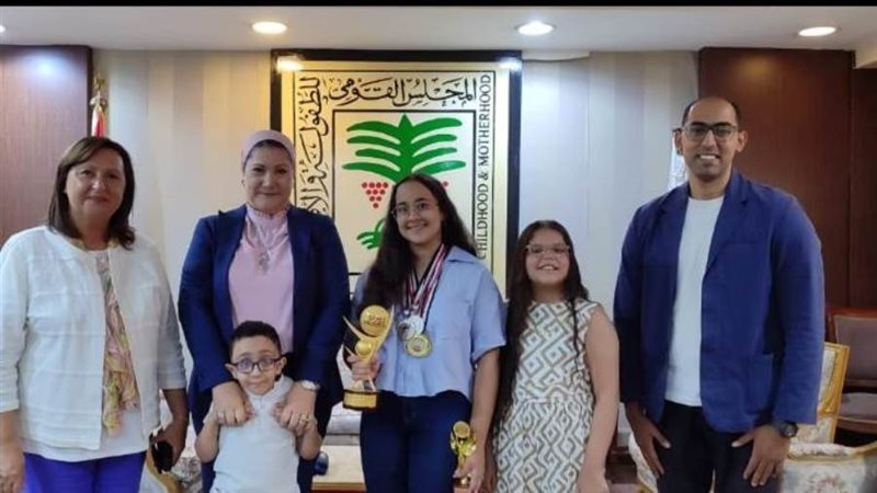 مجموعة من المكرمين