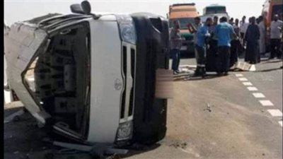 مصرع شخص وإصابة 8 آخرين بحادث انقلاب ميكروباص بصحراوي النوبارية