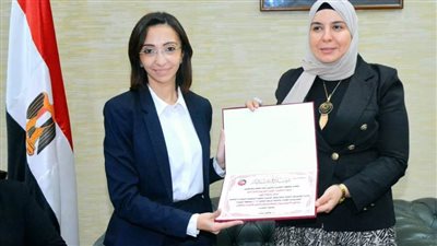 محافظ البحيرة تكرم أعضاء لجنة تقييم المشروعات الخضراء الذكية بمكتبة مصر العامة.. صور