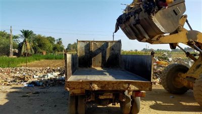 حملات مكثفة لإزالة المخلفات الصلبة وتمهيد وتسوية الطرق بشوارع وقرى المنيا