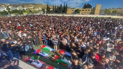 الفلسطينيون يشيعون جثامين 5 شهداء ارتقوا بقصف من طائرة إسرائيلية مُسيرة على 