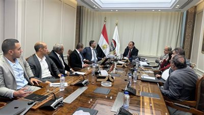 وزير قطاع الأعمال العام يتابع مع 