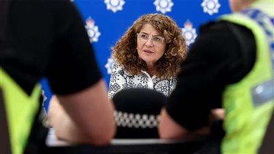 عاجل..  سرقة حقيبة وزيرة الشرطة البريطانية أثناء إلقائها كلمة أمام كبار الضباط!