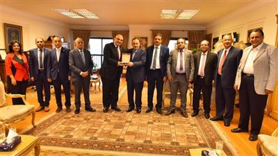 محافظ أسيوط يلتقي رئيس مجلس مدارس سنودس النيل الإنجيلي والأمين العام 