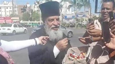 القمص يؤانس يوزع حلوى المولد النبوي بأكبر ميادين الغردقة