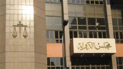 حيثيات خفض درجة موظف مقابل مغادرته العمل يوماً بدون إذن