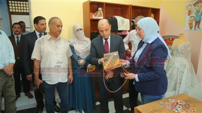 محافظ كفر الشيخ يشارك يتيمات دار الحنان فرحتهن بالمولد النبوي 