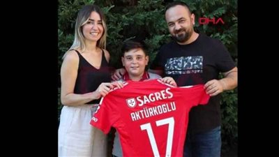 الطفل التركي الذي بكى على رحيل أكتوركوغلو يتلقى قميص بنفيكا